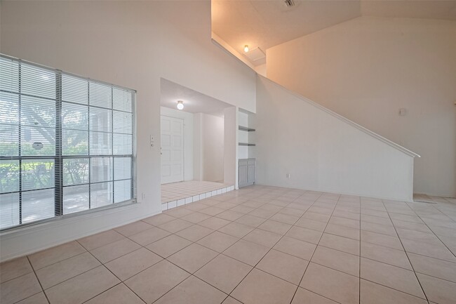 Building Photo - 2107 Creekshire Dr