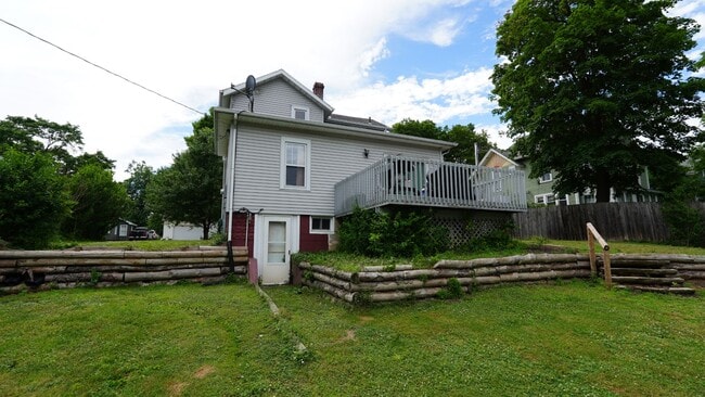 Building Photo - 105 Budlong St