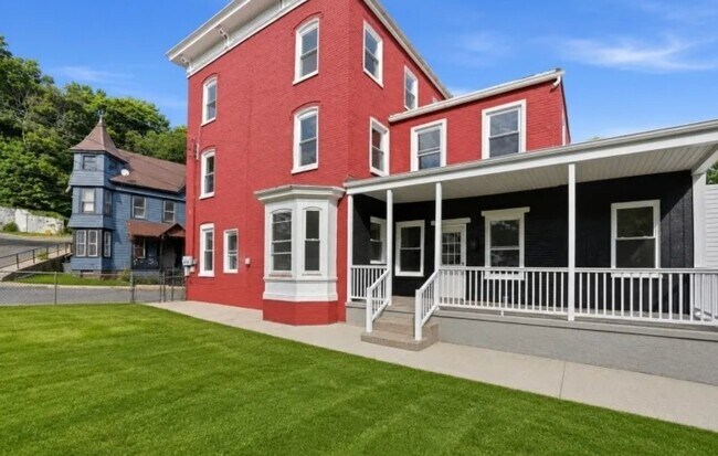 Building Photo - 60 Brainard St