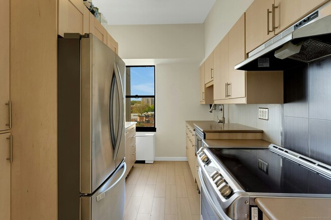 Building Photo - 44 Strawberry Hill Ave
