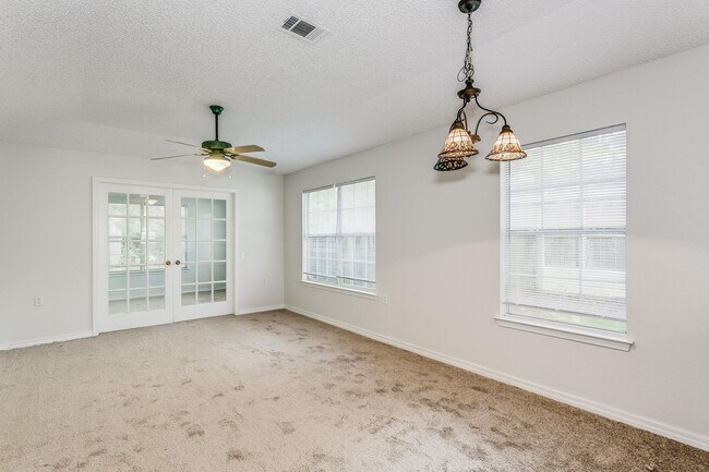 Building Photo - Adorable two-bedroom home with bonus room
