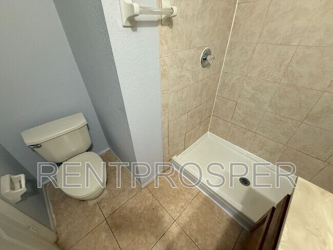 Building Photo - 3944 Versailles Dr