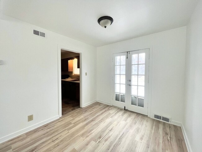 Building Photo - 2 bed, 1 bath condo