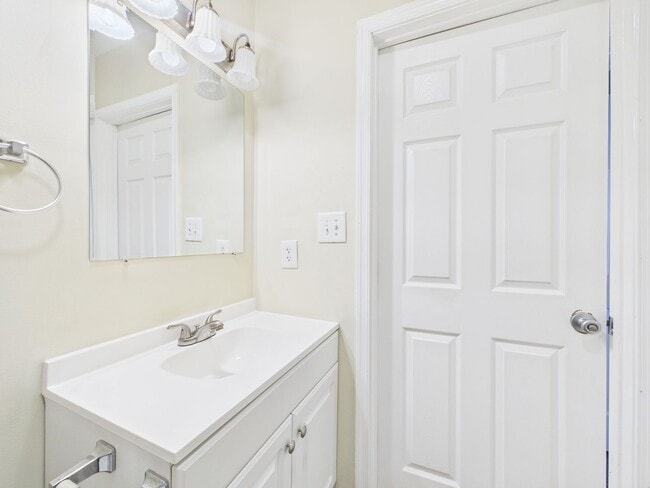 Building Photo - 604 W Vine St