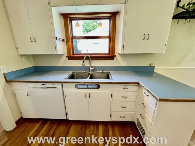 Building Photo - 2-Bedroom House in South Tabor with Fenced...