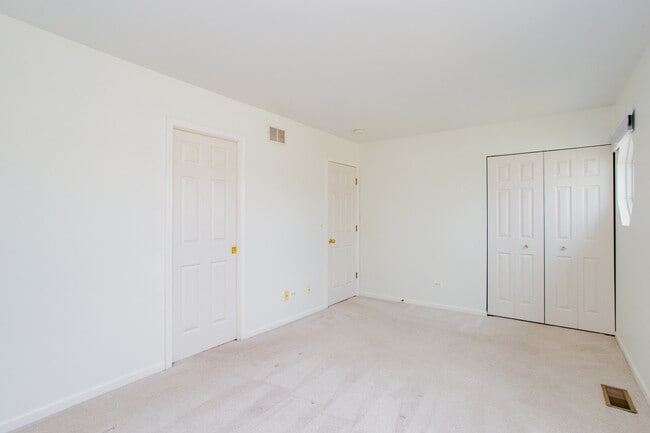 Building Photo - 1217 N Village Dr