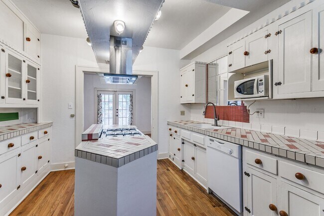 Building Photo - 526 Pershing Ave