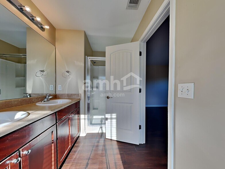 Building Photo - 170 Lake Pointe Dr