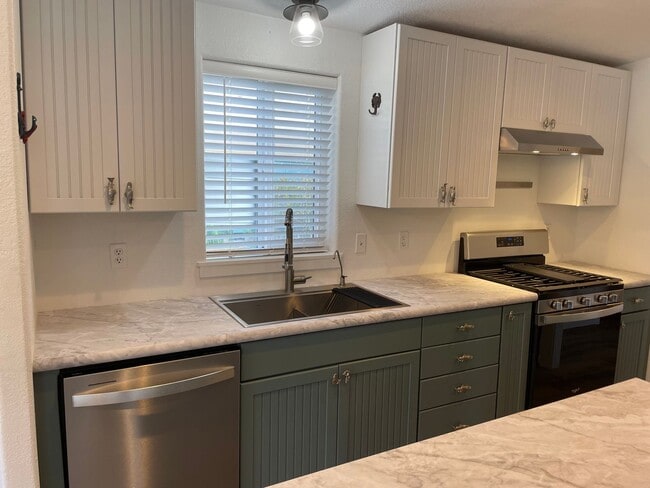 Building Photo - Remodeled Home Just Moments from Greenbank Farm!