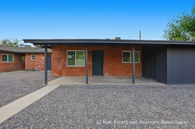 Building Photo - 1802 E Coronado Rd