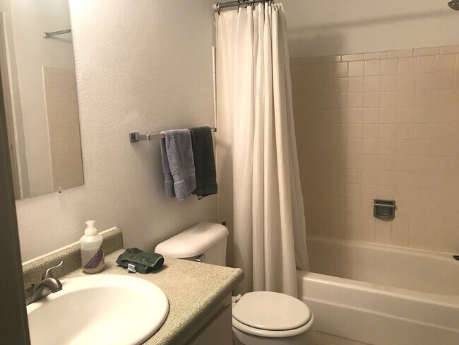 Building Photo - Studio Apartment in Awesome Denver Location!