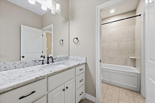 Building Photo - 160 Colonial Estates Dr