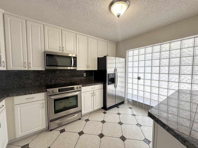 Building Photo - "Charming 2-Bed, 2-Bath Oasis in Vibrant T...
