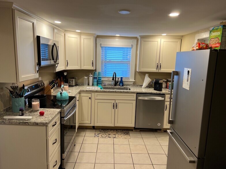 Building Photo - 329 Turner St