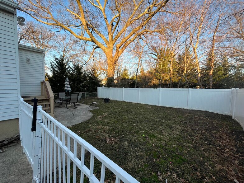 Building Photo - 10 E Linden Ave