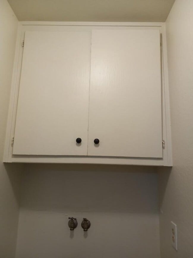 Building Photo - $500 OFF SPECIAL! Beautiful, PET-FRIENDLY upgraded duplex home with massive, private fenced backy...