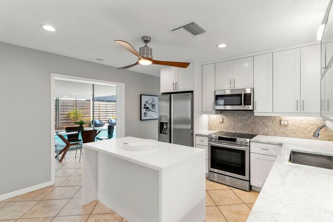 Building Photo - Fabulous 3 bed/ 2 bath Pool Home in South Sarasota ~ Coming March!