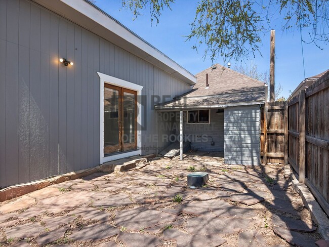 Building Photo - 319 Walnut St