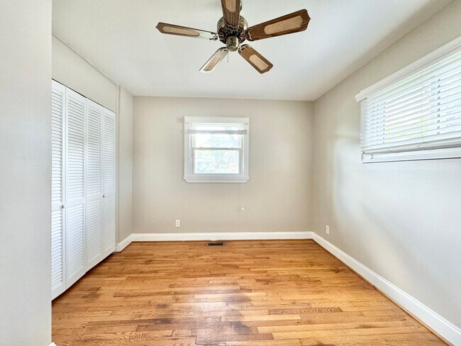 Building Photo - Charming 2BR with Refinished Hardwoods