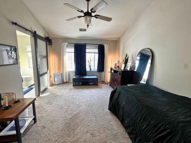 Building Photo - Well-Located 3BR, 2-Full, and 2-Half Bath Townhouse w/ One-Car Garage in Sterling, VA