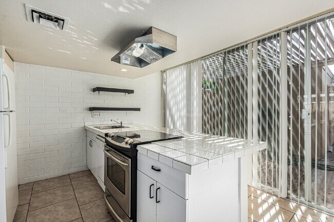 Building Photo - Great Location - 2 bed 1 bath Private Yard