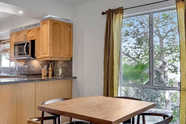 Building Photo - HOLIDAY SPECIAL***2 WEEKS FREE** 3 Bed/2 Bath Oasis in Royal Woods - Available Now