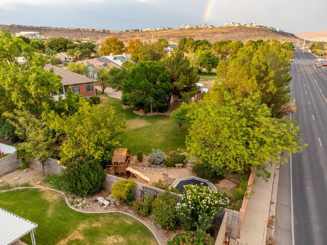 Building Photo - "Spacious 4-Bedroom, 4.5 Bathroom 4792 sq. ft. Retreat with Scenic Views and Cozy Fireplace in St...
