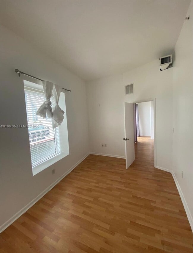 Building Photo - 10 SW South River Dr