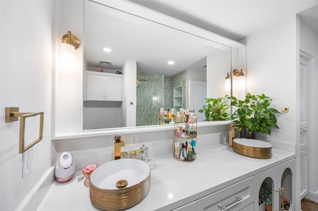 Building Photo - 14 Greenway Plz