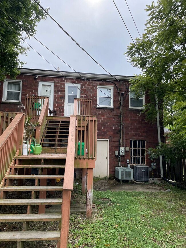 Building Photo - 380 Main Cross St