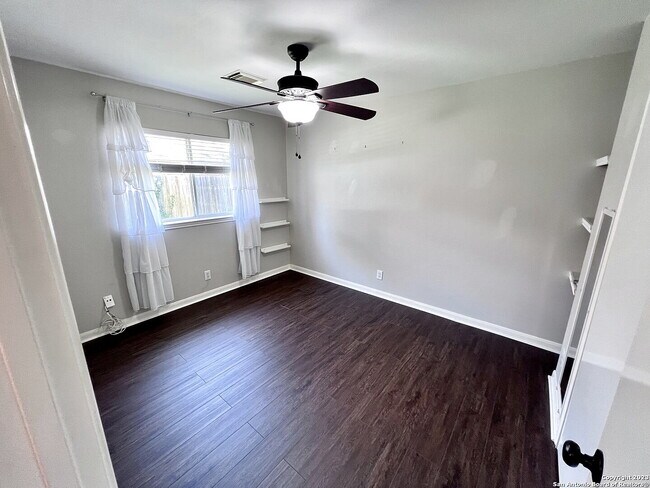 Building Photo - Charming 3-Bed Home Near Medical Center w/ Private Greenbelt Backyard!