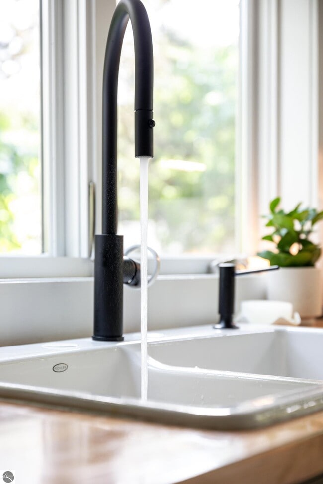 Building Photo - 828 Washington St