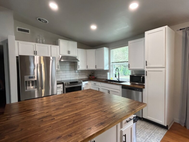 Building Photo - 7424 Roslyn Rd