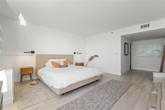 Building Photo - 1581 Brickell Ave