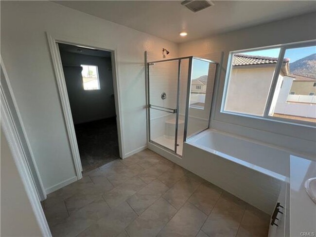 Building Photo - Gorgeous New House