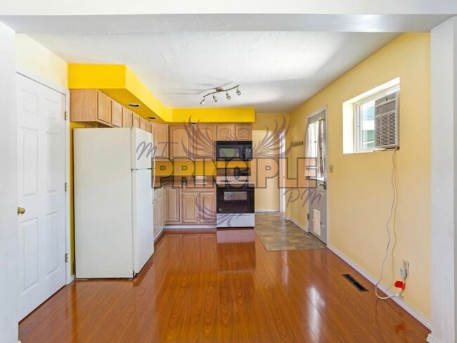 Building Photo - Charming Bungalow Downtown