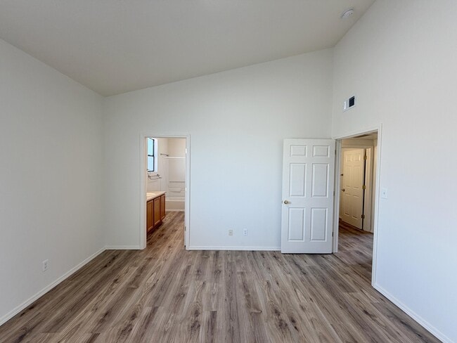 Building Photo - 1105 Meadowlark Way SE