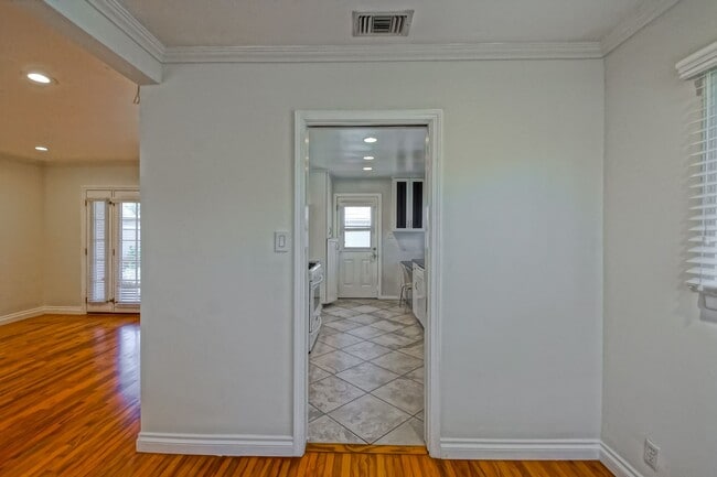 Building Photo - CHARMING, BRIGHT & AIRY HOME ON LARGE CORN...