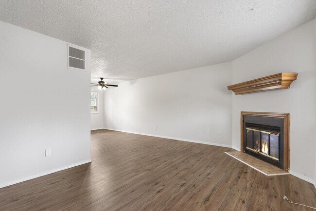 Building Photo - 1707 E Walnut Lawn St
