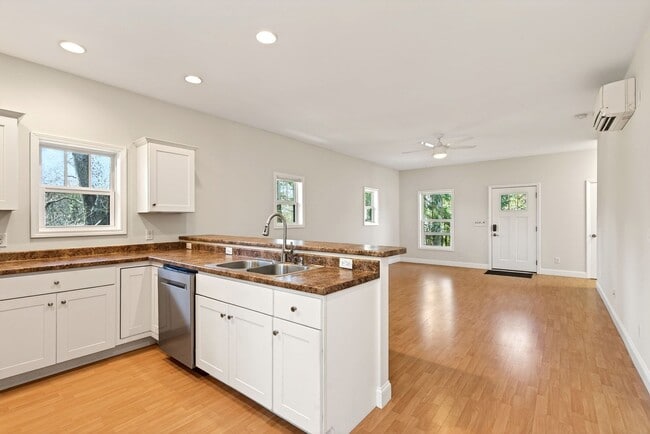 Building Photo - Black Mountain Long Term Rental!