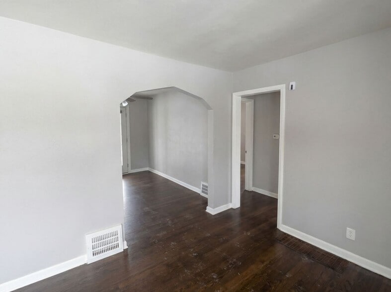 Building Photo - 715 E 72 Terrace