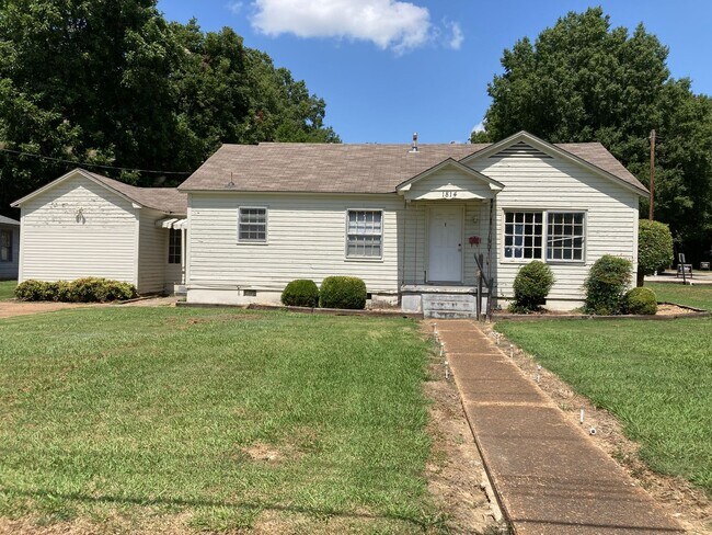 Building Photo - 3 bedroom / 1 Bathroom House
