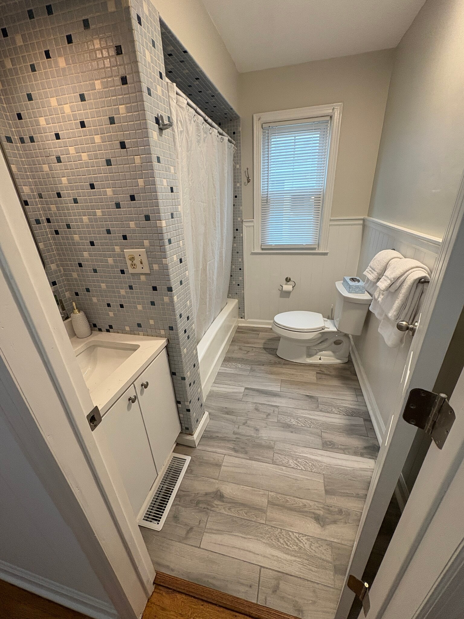 Newly tiled floor - 1368 Westwood Ave