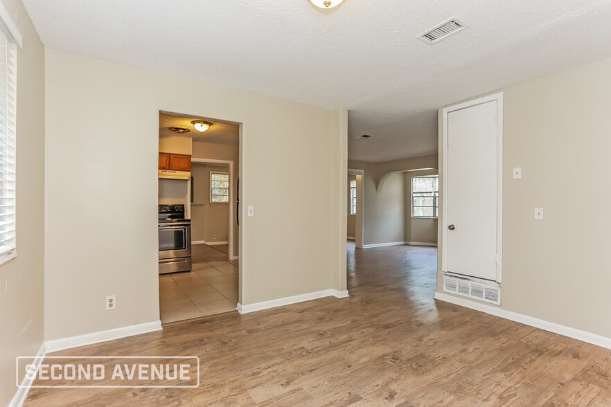 Building Photo - 5110 Dostie Dr S