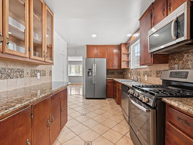 Building Photo - "Spacious 4-Bed, 3-Bath Oasis in Prime Los Angeles Location - 2080 Sq Ft of Comfort!"