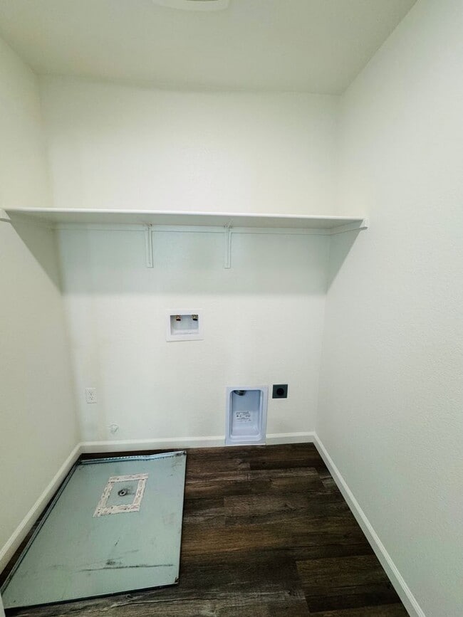 Building Photo - REDUCED!  BRAND NEW - 5 Bedroom + Loft, 3 Bath Beautiful Home WITH SOLAR!