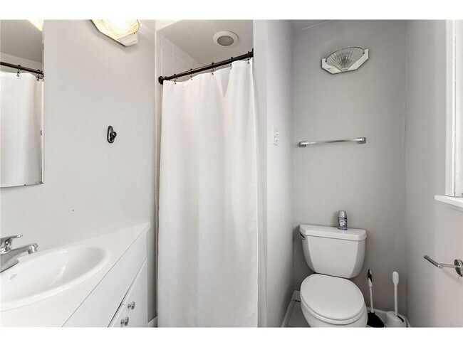 Building Photo - 4440 Denbigh Rd