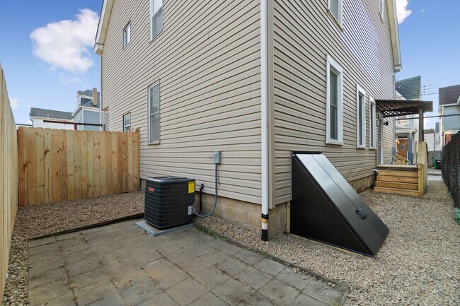 Building Photo - Beautifully renovated 4 bed, 2.5 bath, loc...