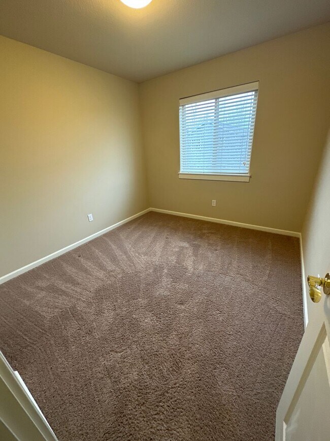 Building Photo - NE 3 Bdrm, 2.5 Bath 1450 sq ft House w/AC and Gas Heat,  All Appliances, Dbl Garage