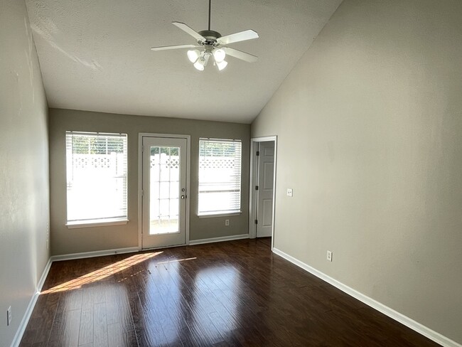 Building Photo - Woodland Pointe 3 bedroom condo w/ 1 car g...